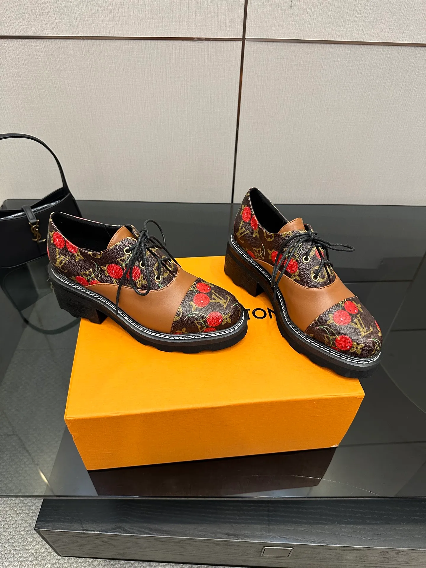 👟👟Ex-factory price 720👟👟 LOUIS VUITTON Louis Vuitton counter latest model top version LV inner cowhide material is real! Original 1:1 material reproduction! Modern and casual in one! Release a strong aura like a queen 🔥Capture everyone's attention instantly💃 Inner/foot pads: imported cowhide Fabric: cowhide Outsole: full genuine leather Code number: 35-41 (40, 41, 42 customizations are not returnable)